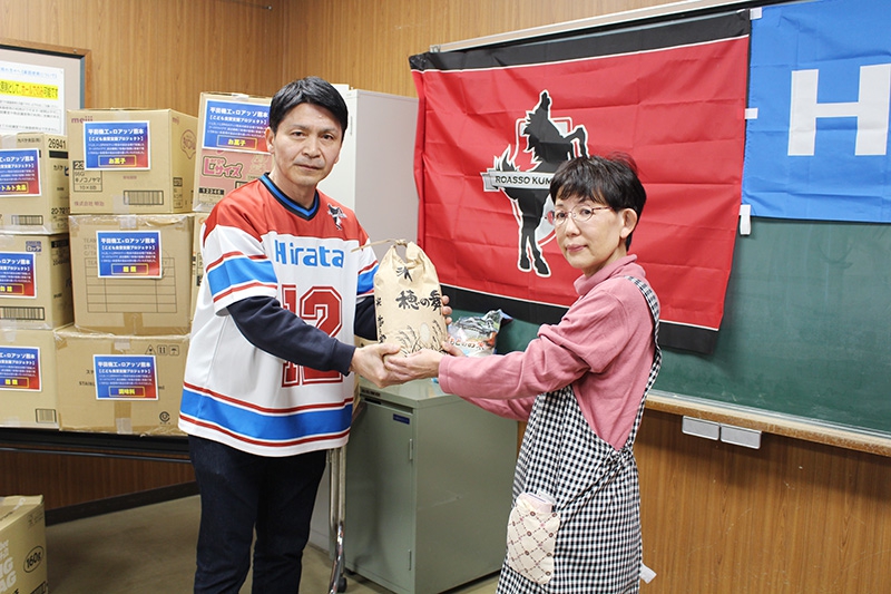 集まった食料品等を贈呈