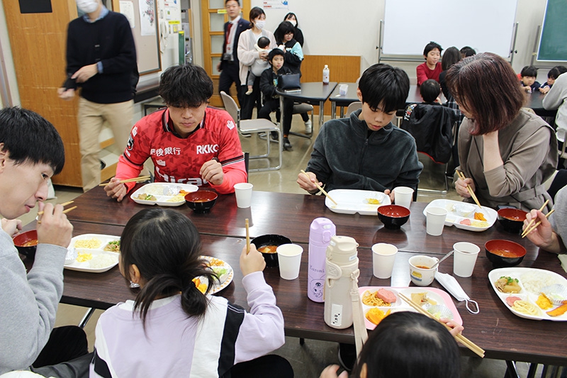 子どもたちと交流を深める塩浜選手