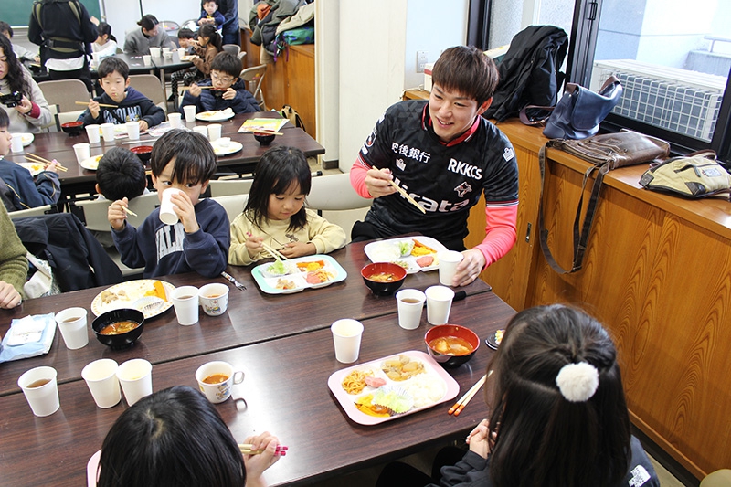 子どもたちを笑顔にする佐藤選手