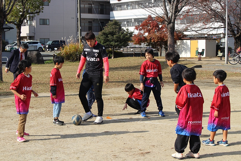 食事後は子どもたちとサッカー